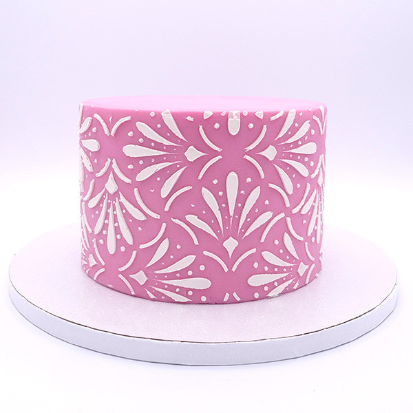 Bolo de aniversário simples feminino rosa coberto com manteiga – Love In a  Cake