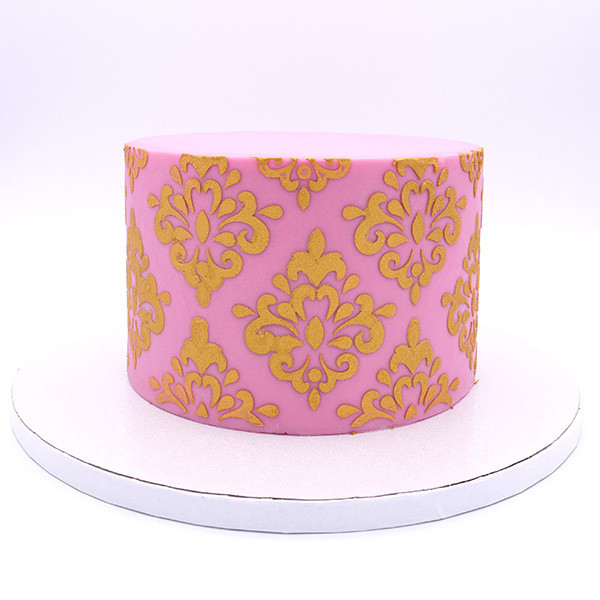 Bolo de aniversário simples feminino branco coberto com manteiga – Love In  a Cake